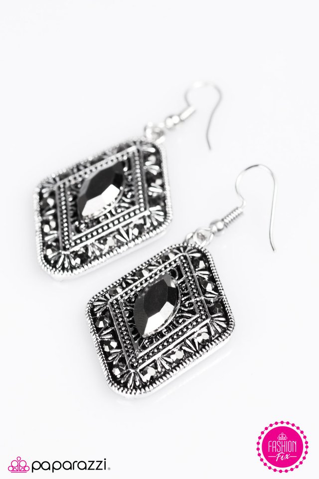 Paparazzi ♥ Two Of A SHINE - Silver ♥ Earrings