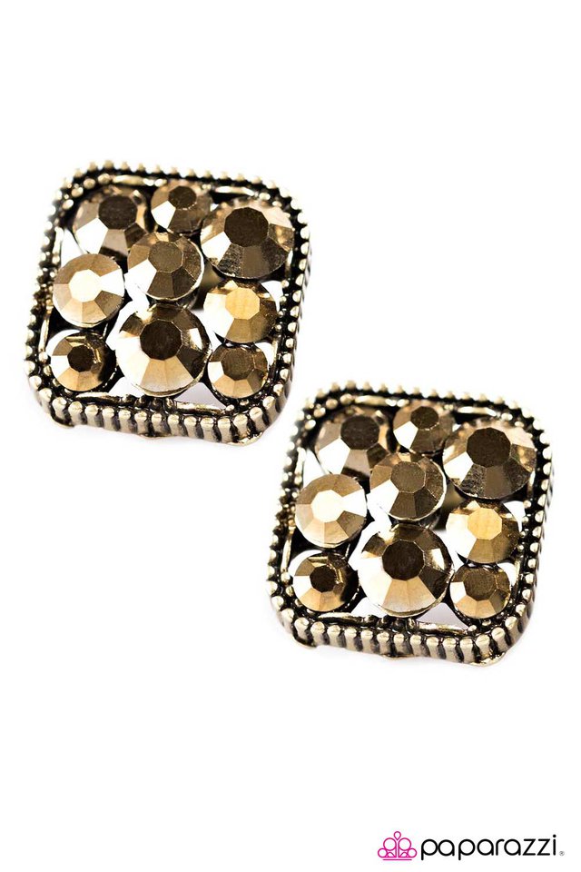 Paparazzi ♥ Worth a Fortune - Brass ♥ Post Earrings
