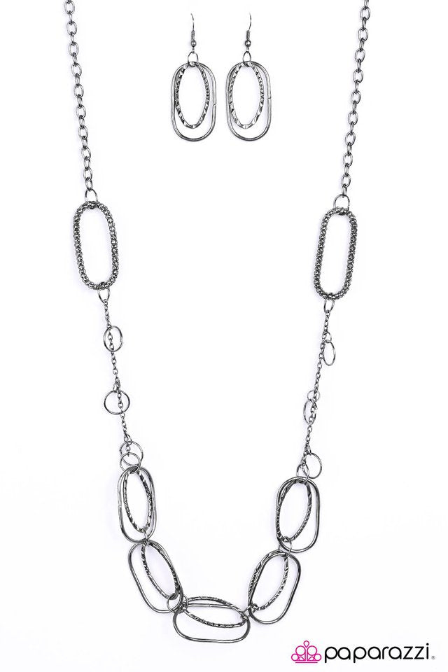 Paparazzi ♥ Ready For The Weekend - Black ♥ Necklace