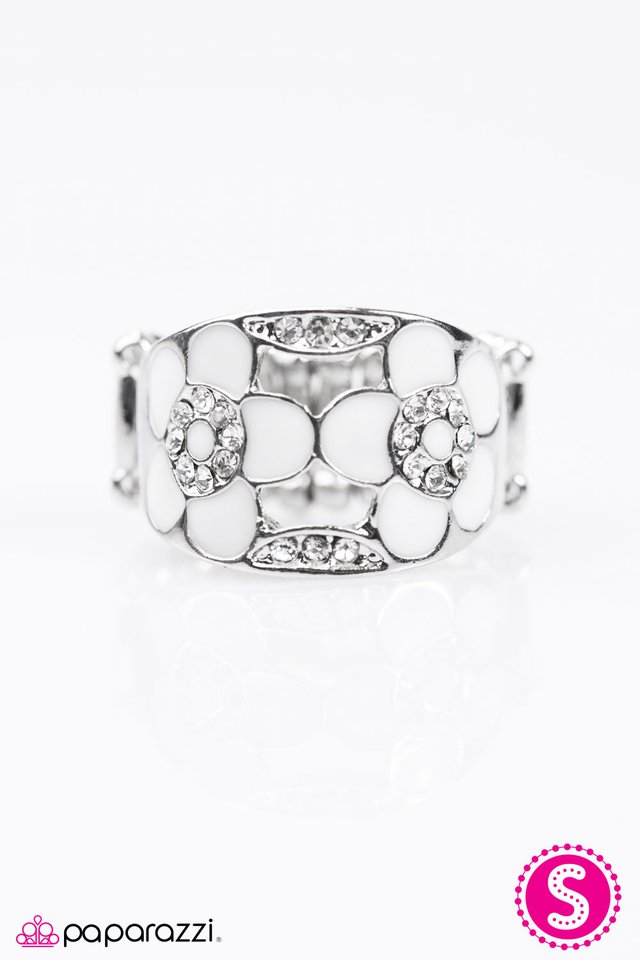 Paparazzi ♥ Feels Like Spring - White ♥ Ring