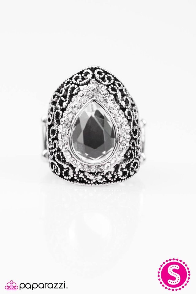 Paparazzi ♥ Queen Regnant - White ♥ Ring