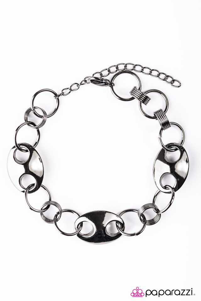 Paparazzi ♥ Big As Life - Black ♥ Bracelet