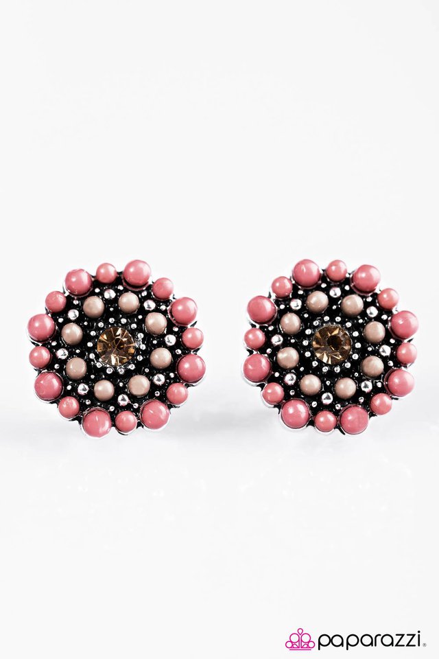 Paparazzi ♥ One DAISY Summer - Pink ♥ Post Earrings