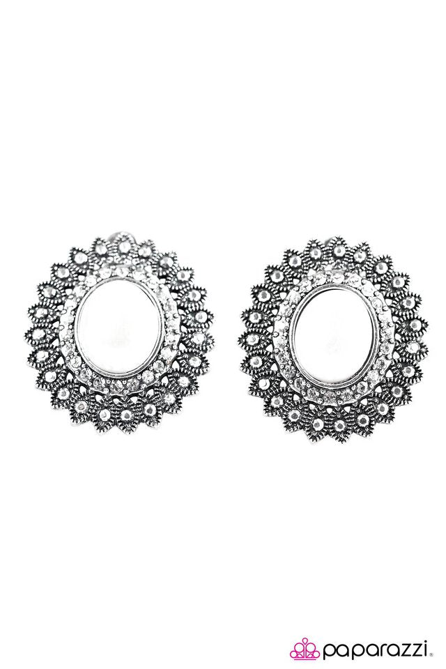 Paparazzi ♥ If Youve Got It, Flaunt It! - White ♥ Clip-On