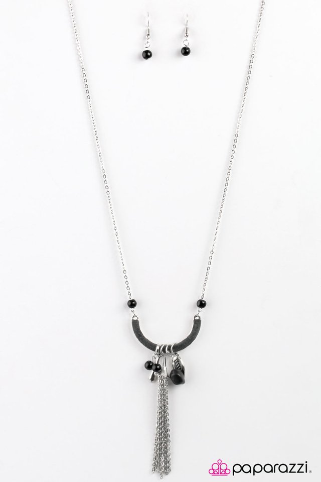 Paparazzi ♥ Natures Essence - Black ♥ Necklace
