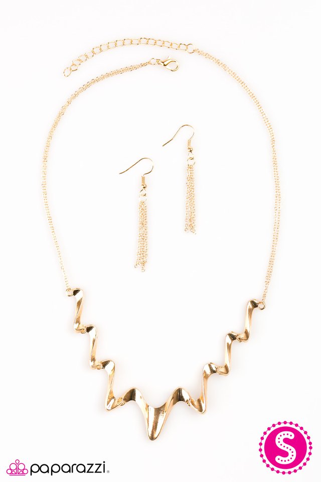 Paparazzi ♥ Full Blast - Gold ♥ Necklace