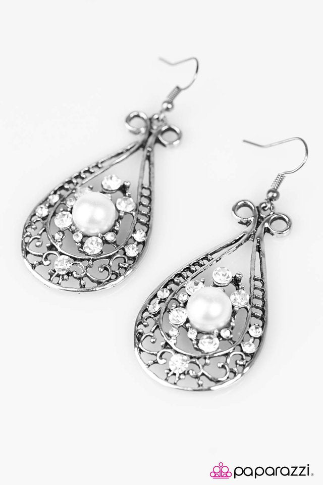 Paparazzi ♥ Oh, Pretty Woman - White ♥ Earrings
