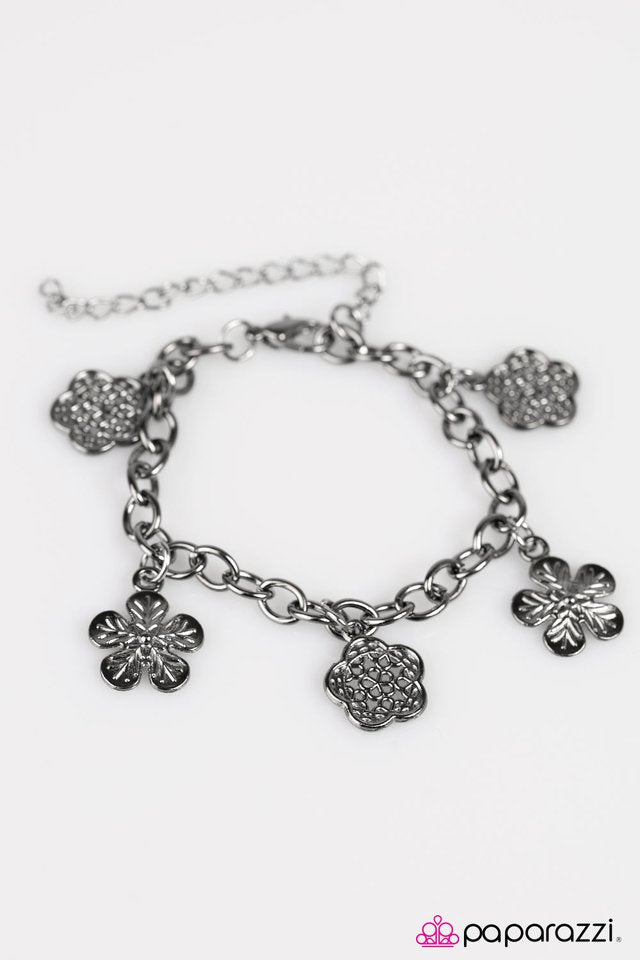 Paparazzi ♥ Season Of Flowers - Black ♥ Bracelet