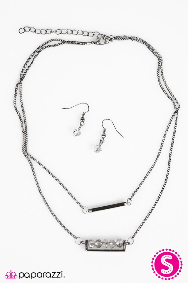 Paparazzi ♥ Crystal Gazing - Black ♥ Necklace