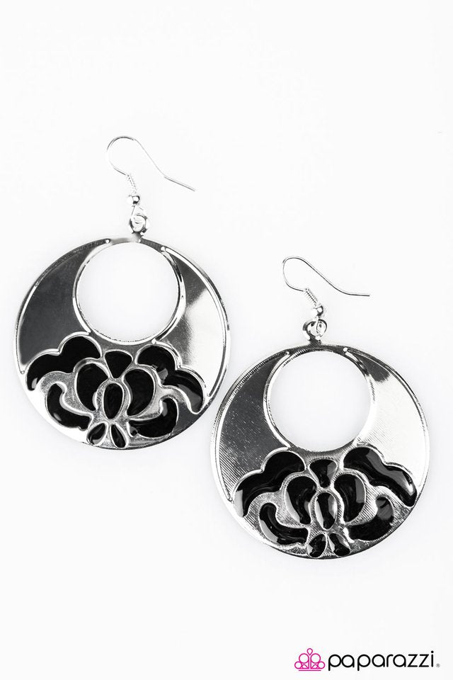 Paparazzi ♥ ISLE Survive - Black ♥ Earrings