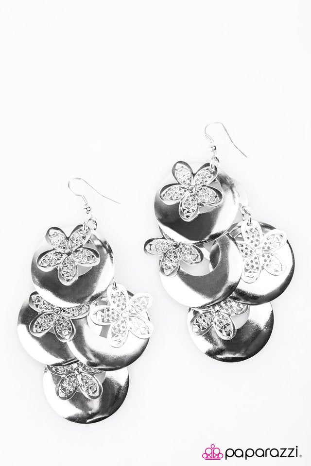 Paparazzi ♥ Falling Flowers - Silver ♥ Earrings