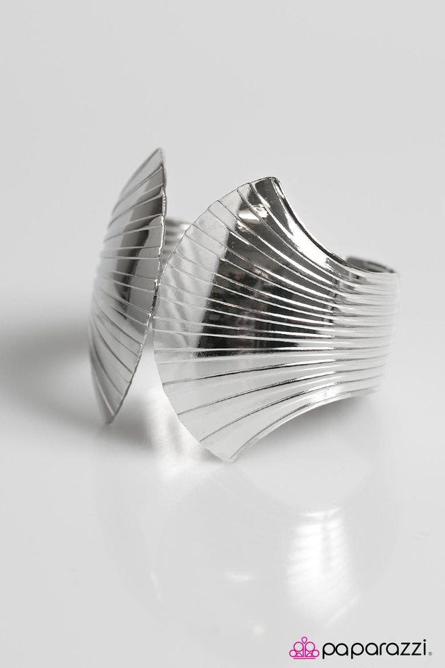 Paparazzi ♥ Clam Up - Silver ♥ Bracelet