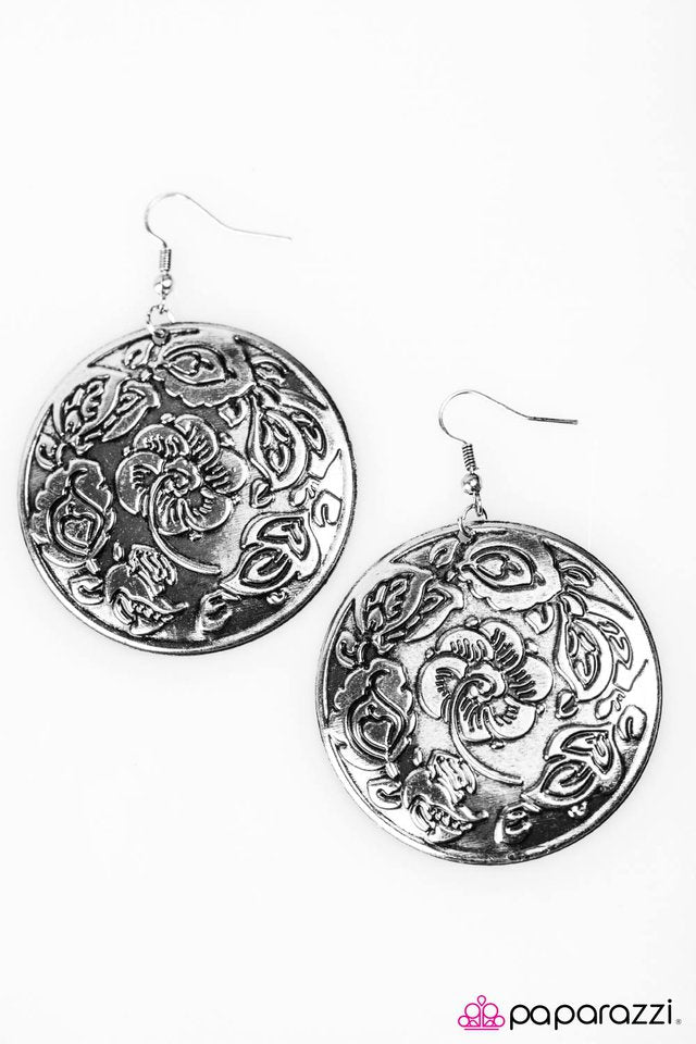 Paparazzi ♥ Island Hopping - Silver ♥ Earrings
