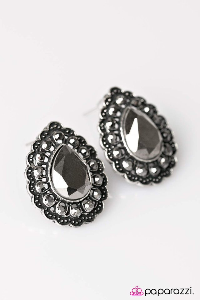 Paparazzi ♥ Killin It - Silver ♥ Post Earrings