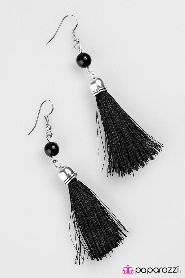 Paparazzi ♥ Looking For Adventure - Black ♥ Earrings