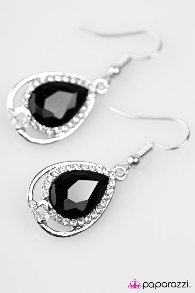 Paparazzi ♥ Anything Is POSH-ible! - Black ♥ Earrings