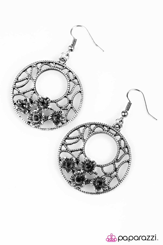 Paparazzi ♥ Dixie Chick - Black ♥ Earrings