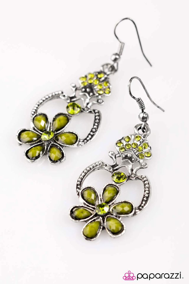 Paparazzi ♥ Twinkling Romance - Green ♥ Earrings
