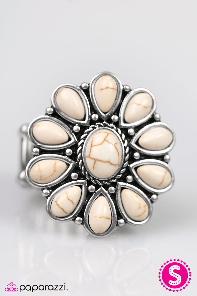 Paparazzi ♥ Desert Daisy - White ♥ Ring