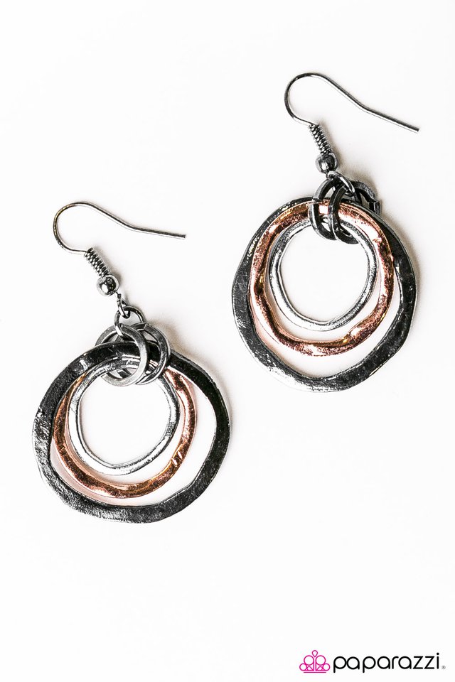 Paparazzi ♥ Miss Movin On - Black ♥ Earrings