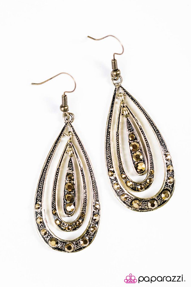 Paparazzi ♥ Kiss Me In The Rain - Brass ♥ Earrings