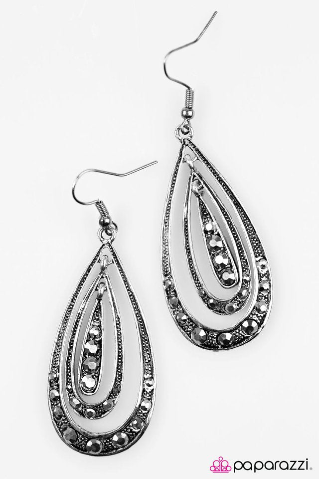 Paparazzi ♥ Kiss Me In The Rain - Silver ♥ Earrings