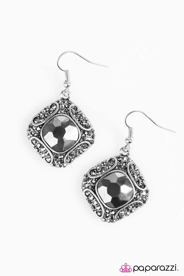Paparazzi ♥ Romance In The Park - Silver ♥ Earrings