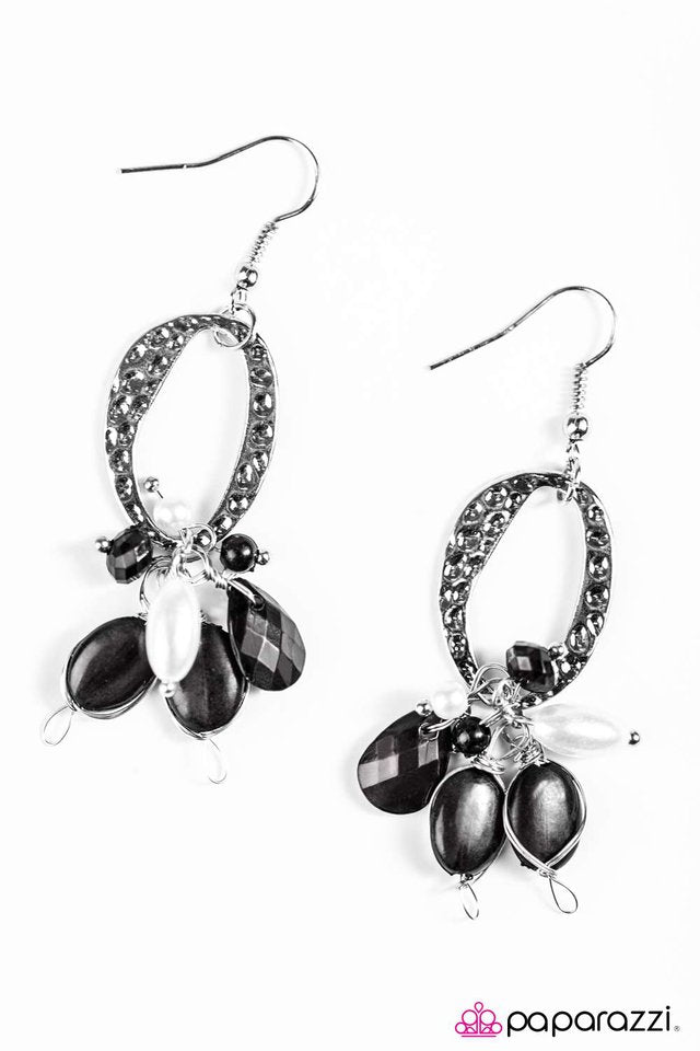 Paparazzi ♥ Elegant Enrapture - Black ♥ Earrings