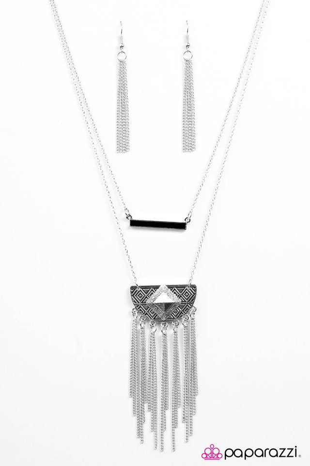 Paparazzi ♥ Chase The Wind - Black ♥ Necklace