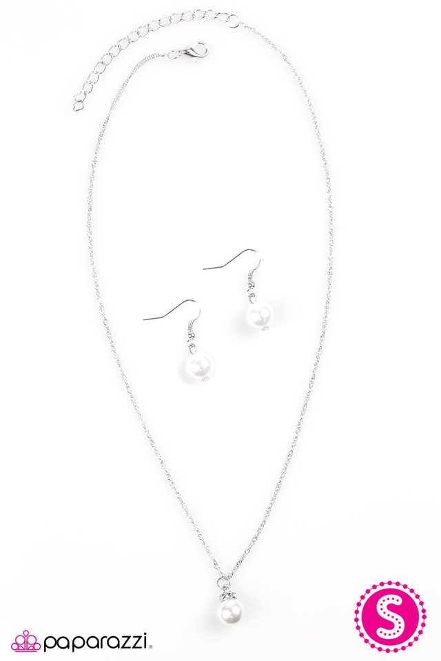 Paparazzi ♥ PEARLS Are A Girls Best Friend - White ♥ Necklace