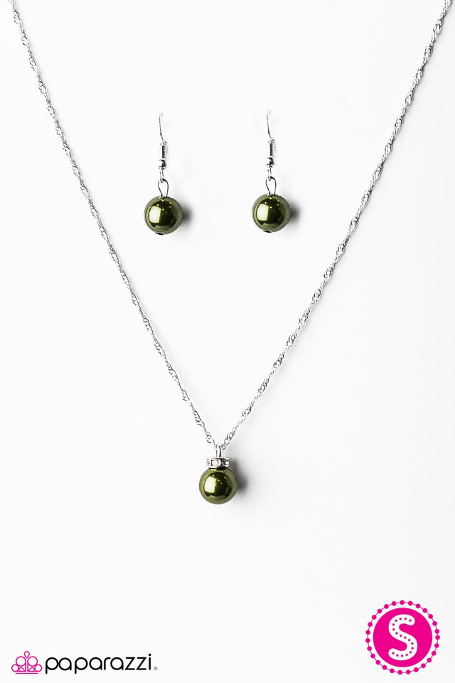 Paparazzi ♥ PEARLS Are A Girls Best Friend - Green ♥ Necklace