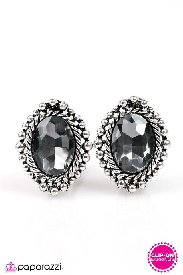 Paparazzi ♥ Victory Lap - Silver ♥ Clip-On