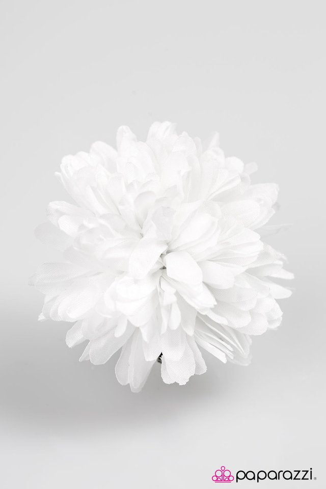 Paparazzi ♥ Petals-A-Plenty - White ♥ Hair Clip