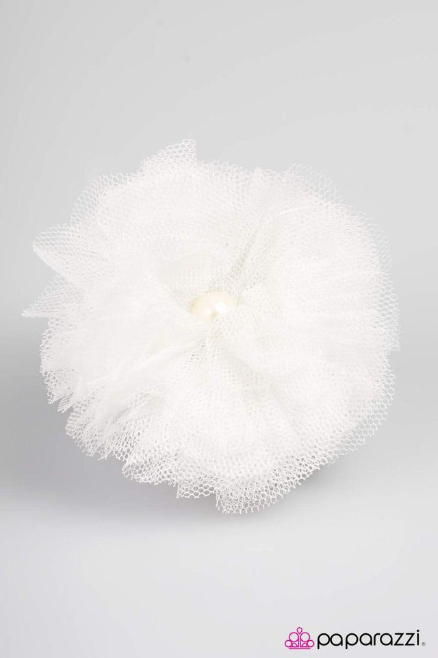 Paparazzi ♥ Whatever Tomorrow Brings - White ♥ Hair Clip