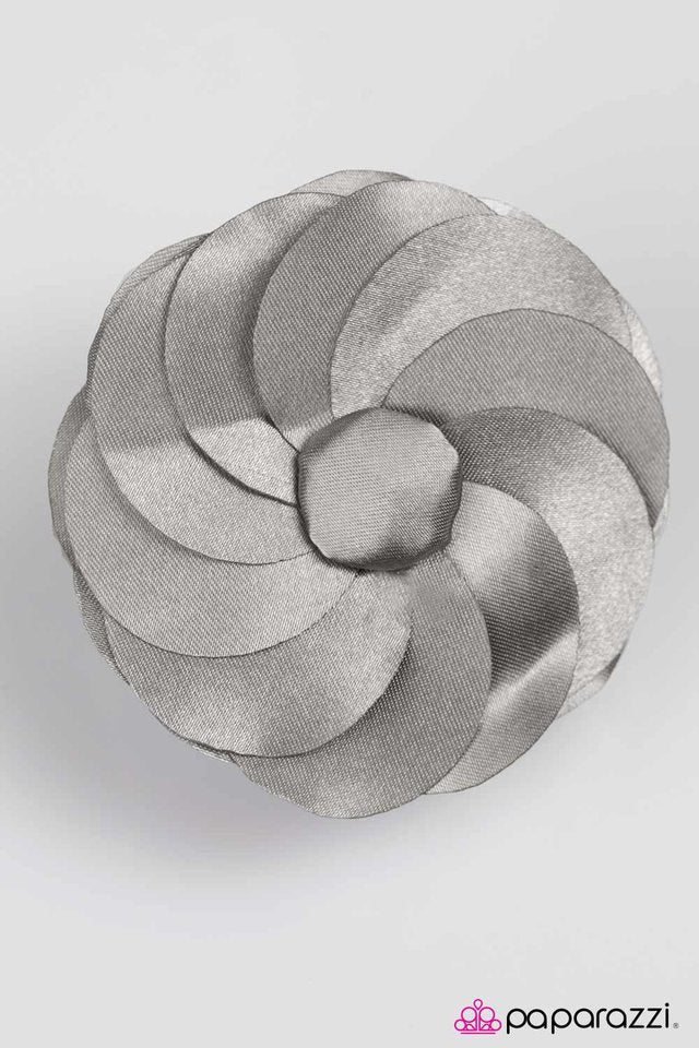 Paparazzi ♥ Damsel In Distress - Silver ♥ Hair Clip