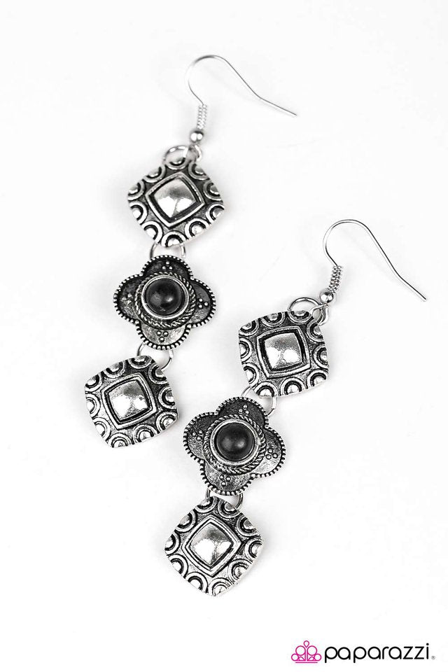 Paparazzi ♥ Western Wallflower - Black ♥ Earrings
