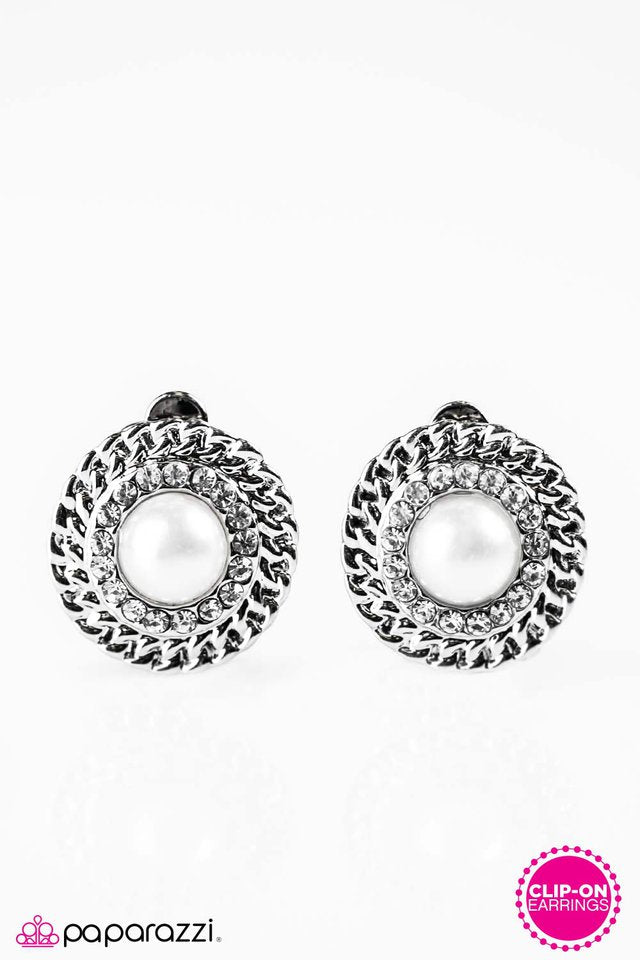 Paparazzi ♥ I Dont Share The Spotlight - White ♥ Clip-On