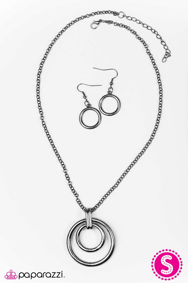 Paparazzi ♥ ROUND For Glory - Black ♥ Necklace