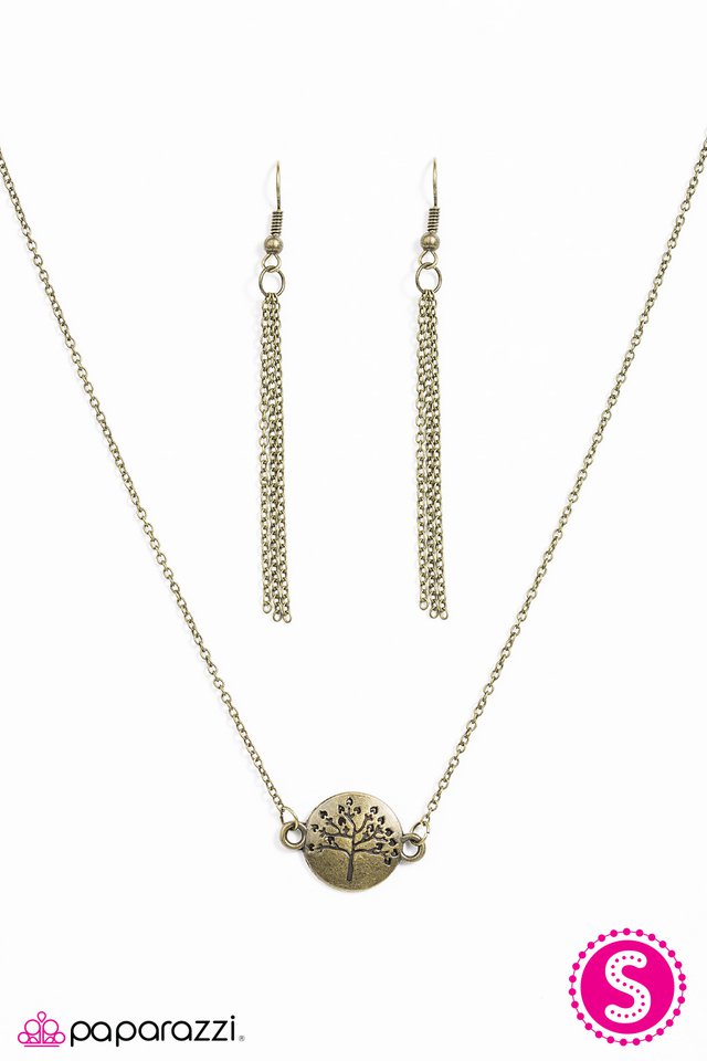 Paparazzi ♥ Strong Roots - Brass ♥ Necklace