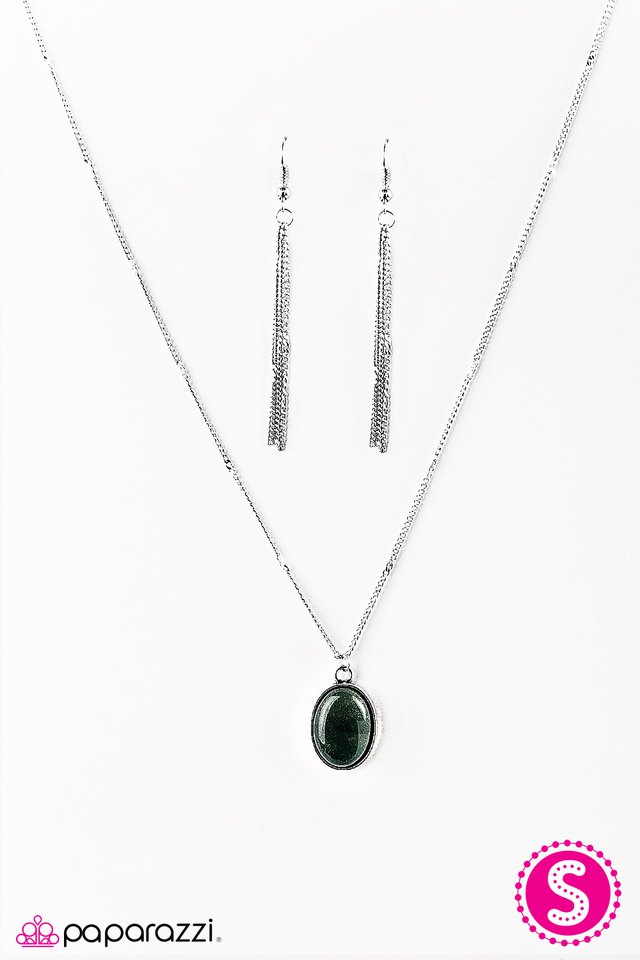 Paparazzi ♥ Center Of The Earth - Green ♥ Necklace