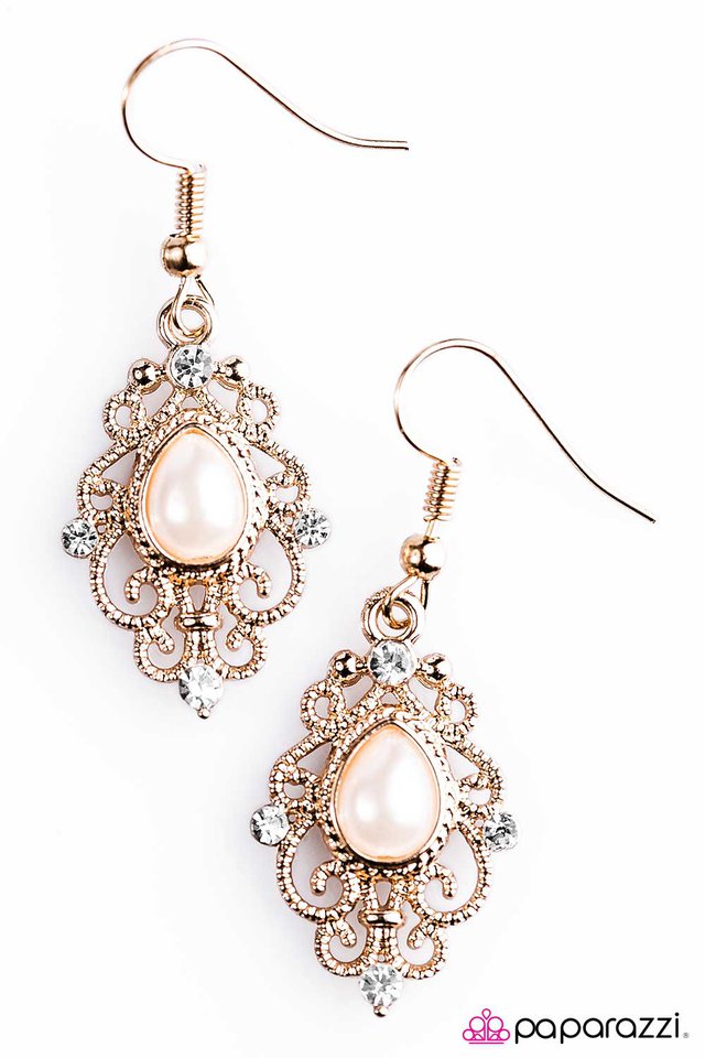 Paparazzi ♥ Seize The Moment - Gold ♥ Earrings