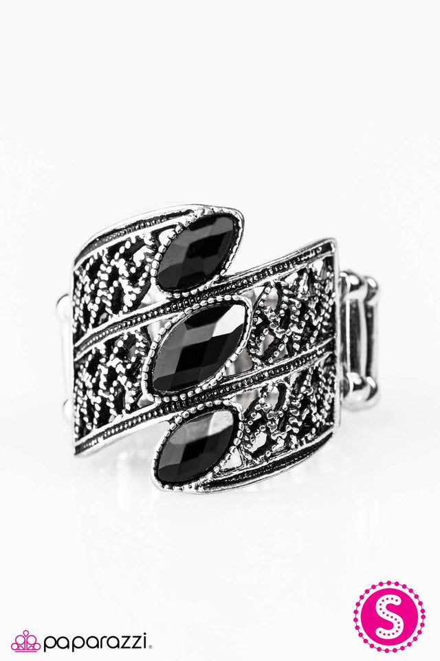 Paparazzi ♥ Wrapped In Elegance - Black ♥ Ring