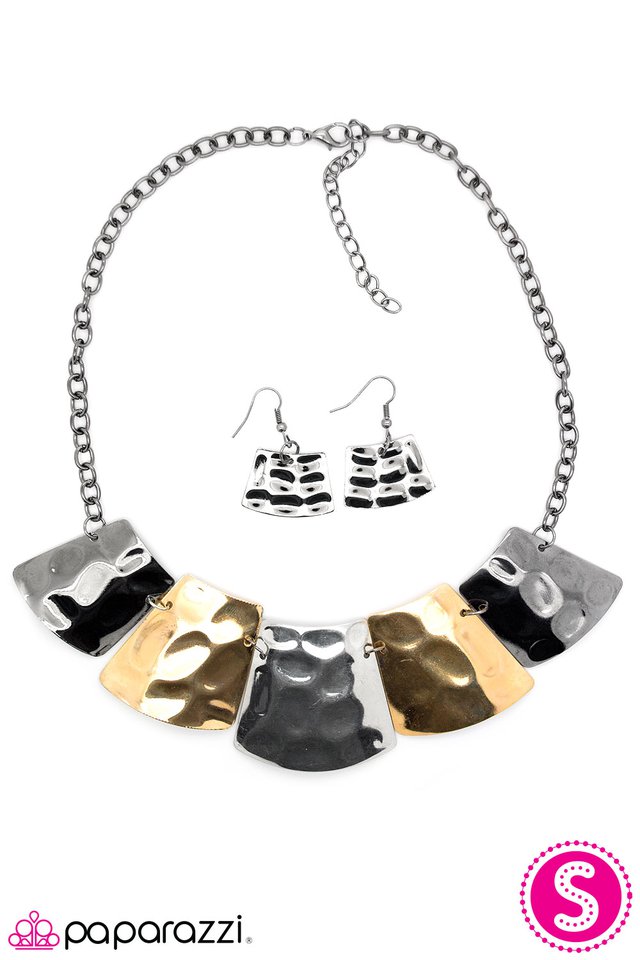 Paparazzi ♥ Metallic Mayhem - Gold ♥ Necklace