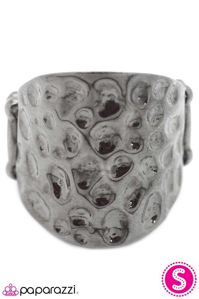 Paparazzi ♥ Hammer It Out - Black ♥ Ring