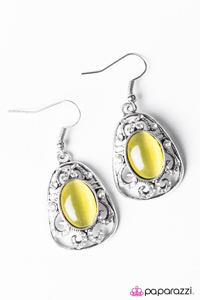 Paparazzi ♥ Royalty Awaits - Yellow ♥ Earrings