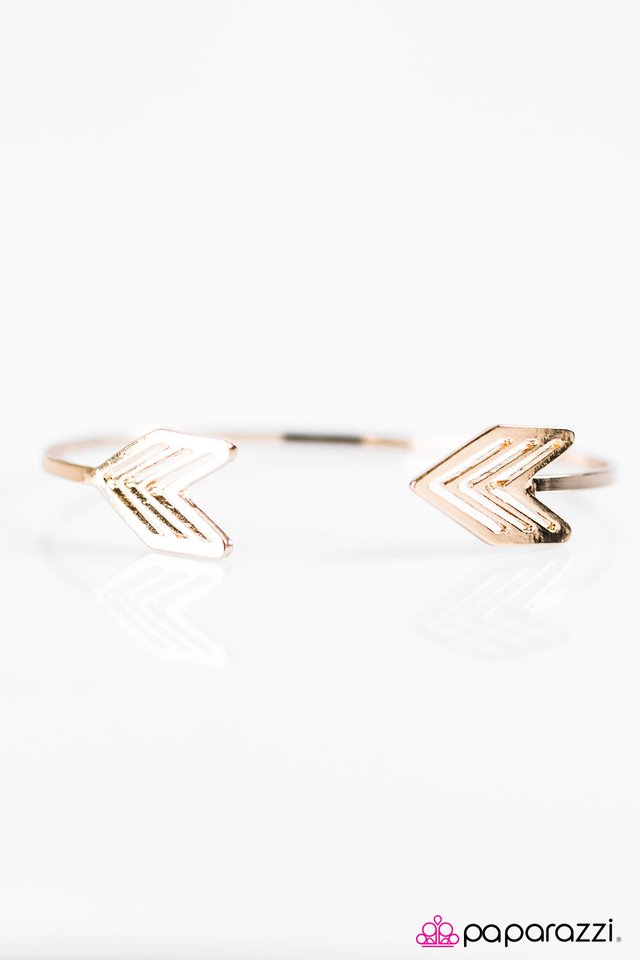 Paparazzi ♥ Aim For The Stars - Gold ♥ Bracelet