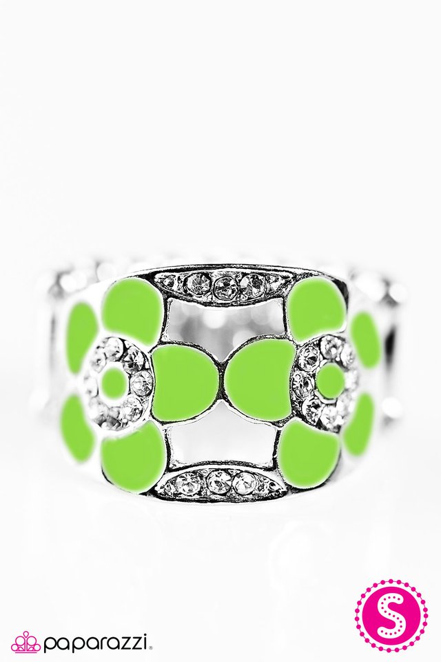 Paparazzi ♥ Feels Like Spring - Green ♥ Ring