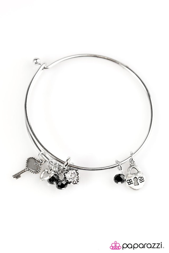 Paparazzi ♥ Love Makes The World Go Round - Black ♥ Bracelet