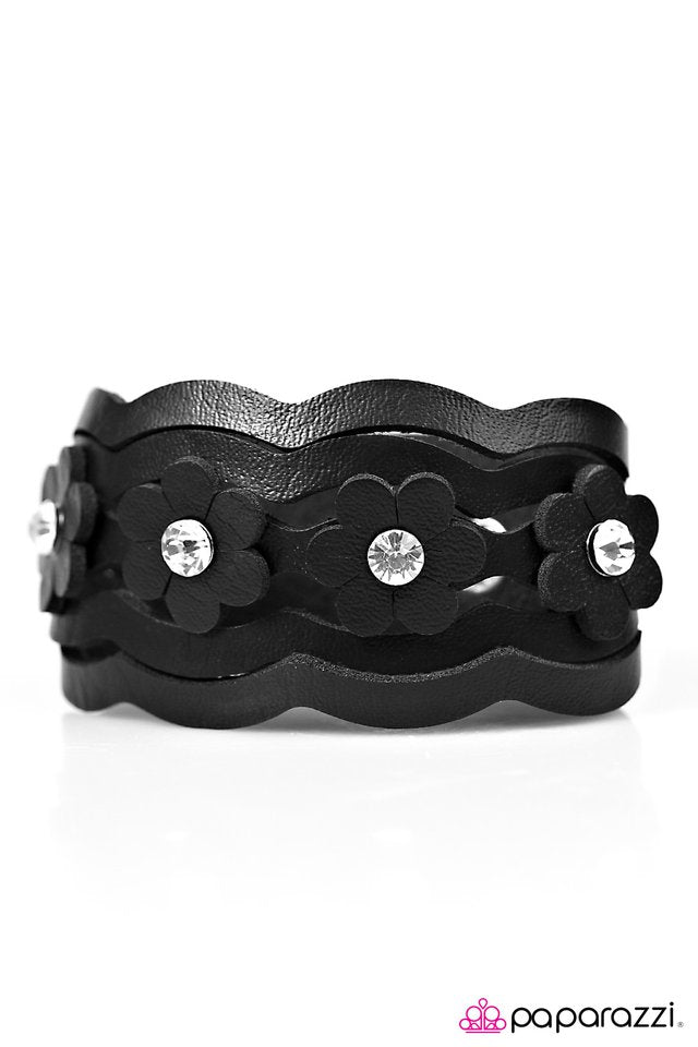 Paparazzi ♥ DAISY In Love - Black ♥ Bracelet