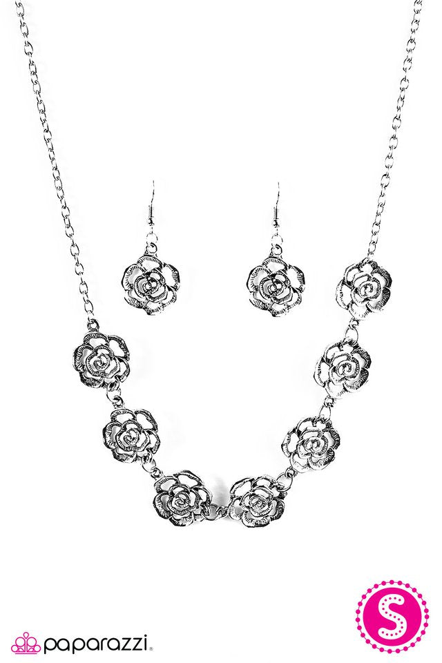 Paparazzi ♥ Until The Last Petal Falls - Silver ♥ Necklace